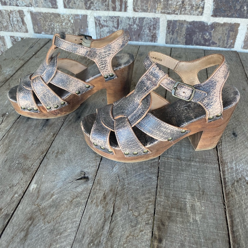 Bedstu size 7.5 Distressed gray leather platform heels